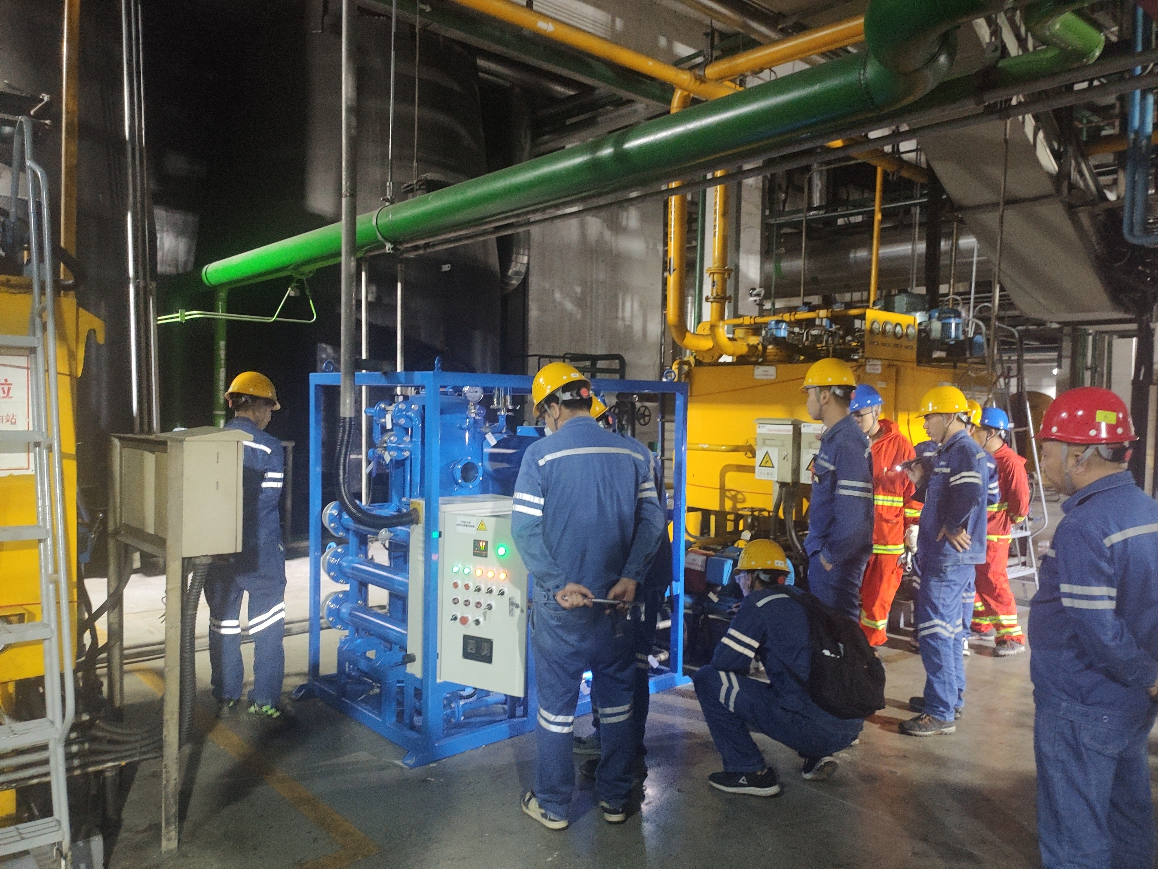 透平油真空聚結(jié)濾油機現(xiàn)場